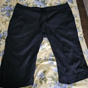 Columbia Black capris 22W